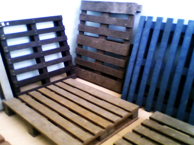 Amostras de madeira plástica. Resíduos industriais ou plástico de cooperativas são usados na produção (foto: divulgação / Ecowood)