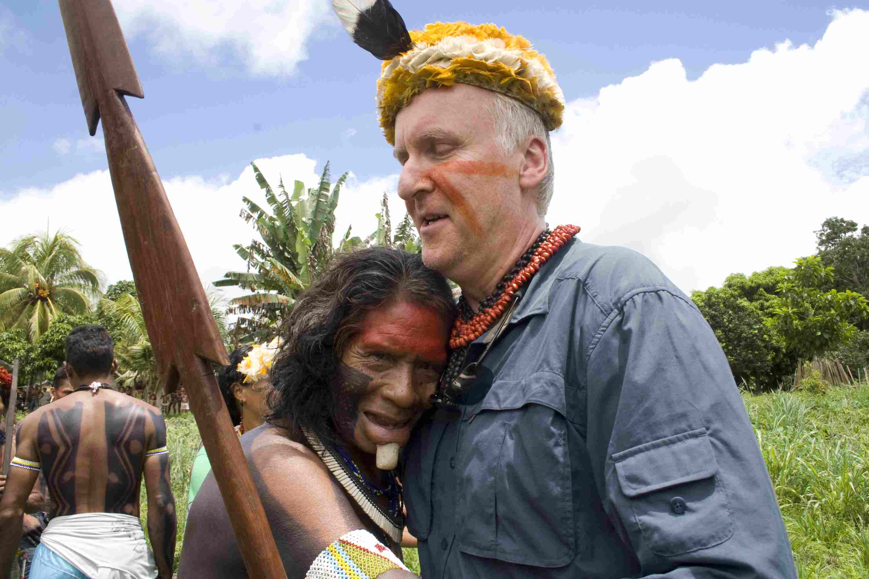 James Cameron com lideranças indígenas no Pará. (Foto: Amazon Watch)