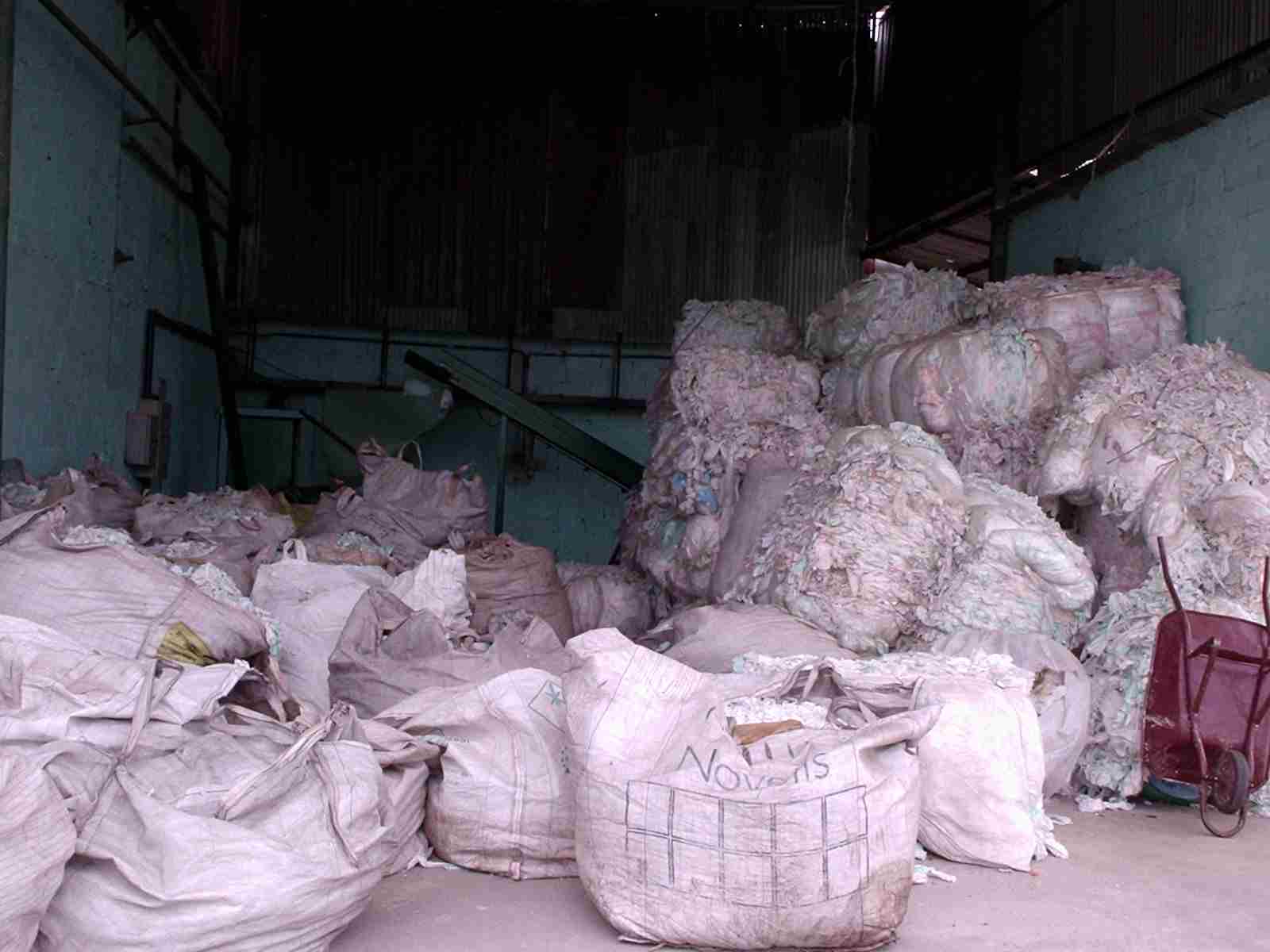 Os resíduos industriais utilizados na confecção da madeira plástica (foto: divulgação/Ecowood)