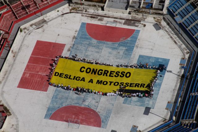 Manifestação no Bumbódromo: no centro das festas de Parintins, ONGs realizaram evento para debater o Código Fliorestal (foto: Rodrigo Baleia/Greenpeace)