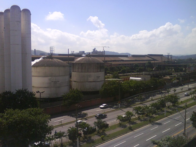 Acima, a CSN em Volta Redonda. Siderúrgica pagará 35 milhões por crime ambiental. Foto: Natto Motta/Skyscrapercity.