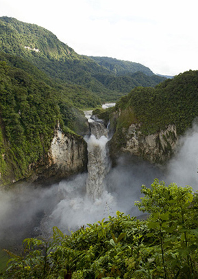 San Rafael é a cachoeira mais alta do Equador, com 160 metros. Crédito: Rubén Ramírez, Finding Species
