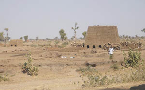 Em Nyala, uma área de floresta degradada foi transformada em fonte de barro para a produção de tijolos: as olarias também contribuem para degradar o solo. (Foto: UNEP)