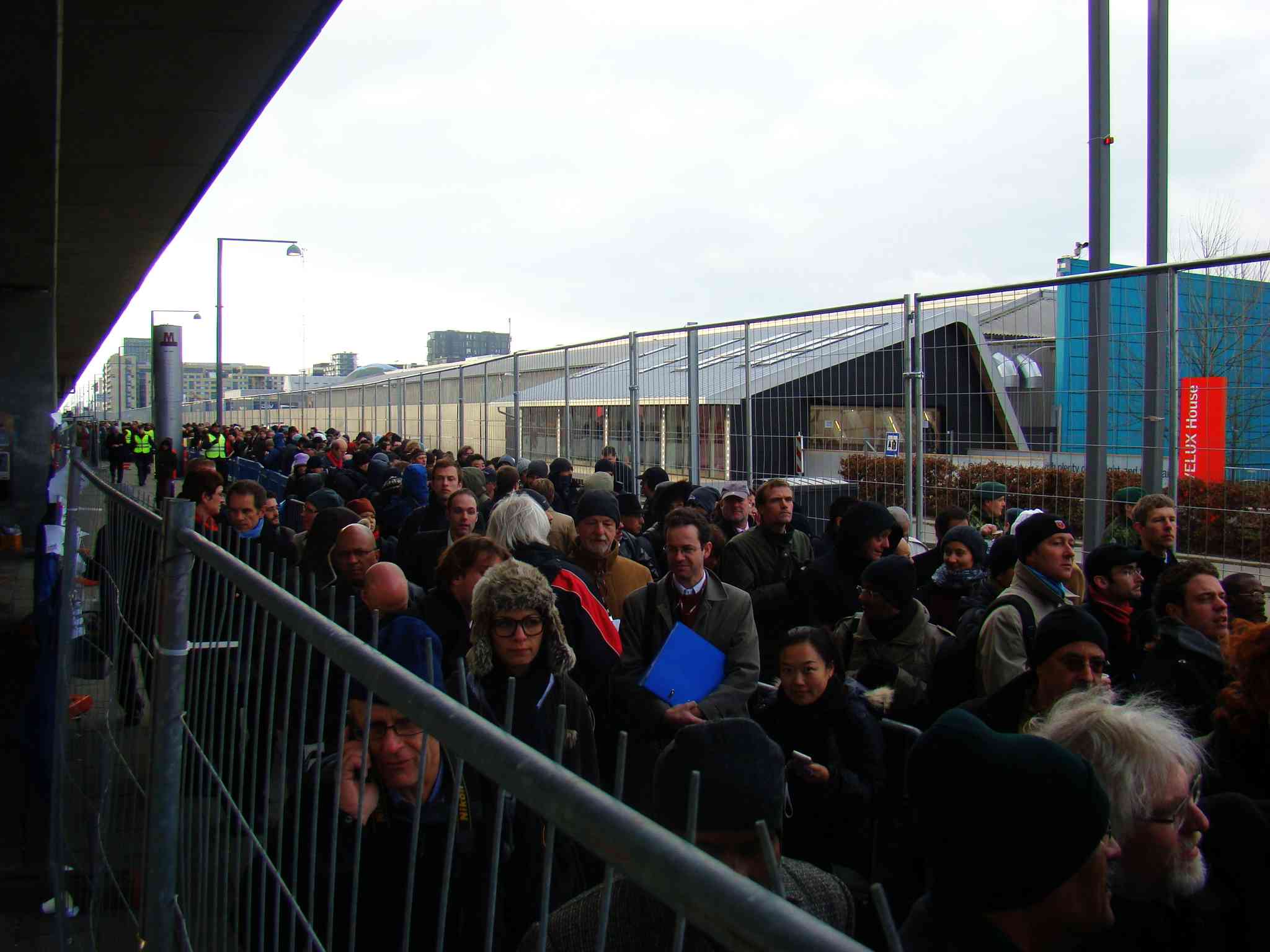 5 horas de espera: fila gigantesca nesta manhã em frente ao Bela Center.(foto: Cristiane Prizisczki)