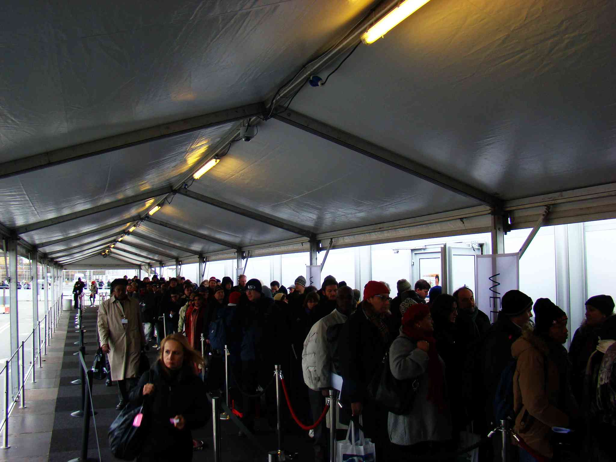 Mesmo depois da fila do lado de fora, o calvário continua para passar nas máquinas de raio-X (foto: Cristiane Prizibisczki)