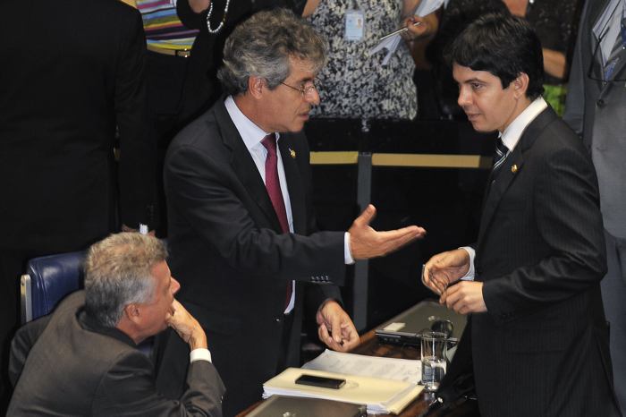 Jorge Viana (PT-AC) debate com Randolfe Rodrigues (PSOL-AP) durante plenário de votação do PLC 30/2011, que altera o Código Florestal (foto:: José Cruz/Agência Brasil)