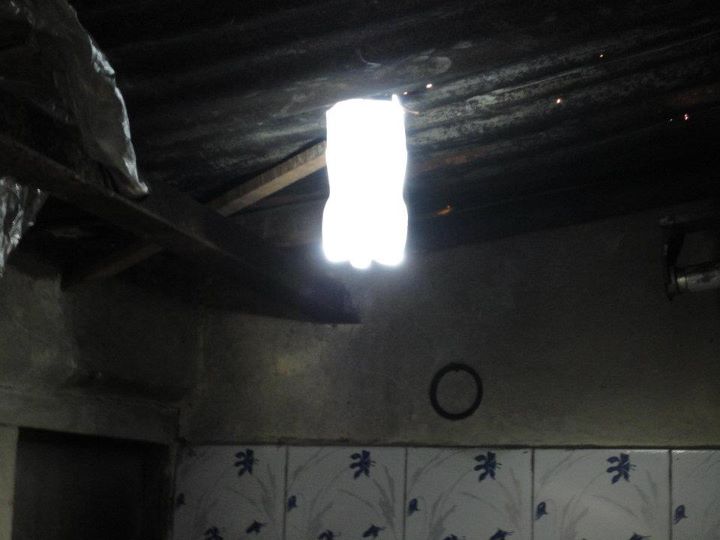 Por refração, garrafas plásticas iluminam casa em favela filipina. foto: Sunshine Deleon