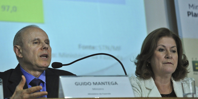 Ministra Miriam Belchior e Guido Mantega anunciam os ajustes orçamentários em coletiva: meta é garantir o superávit primário. Fonte Agência Brasil
