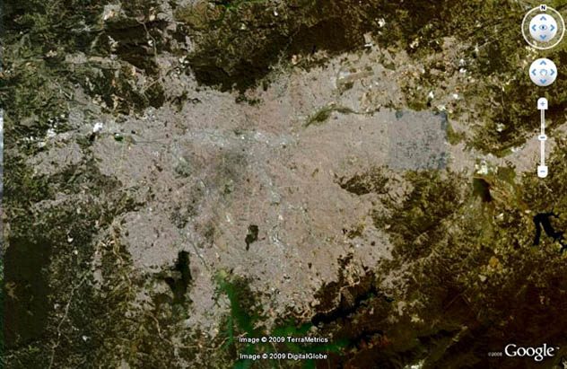 Mancha urbana de São Paulo em imagem de satélite e o trânsito crescente em Brasília