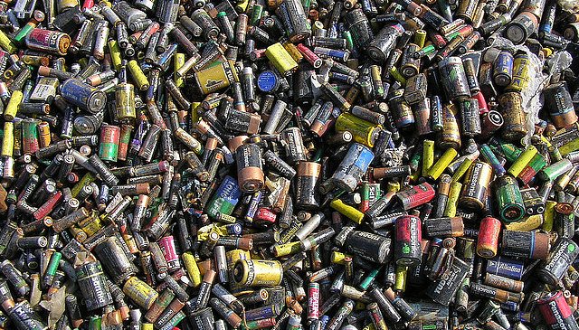 Lixo eletrônico: baterias são especialmente tóxicas. Foto: Eva de Weaver
