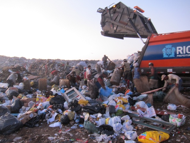 Segundo a legislação, todos os lixões deverão ser fechados até agosto de 2014. Acima, o Aterro de Gramacho, extinto em junho de 2012. Foto: Eduardo Pegurier