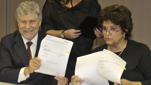 A ministra Izabella Teixeira e o diretor do BNDES, Guilherme de Lacerda, assinam contrato para realização do Inventário Florestal Nacional. Foto: Valter Campanato/ABr
