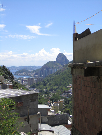 Da favela dos Cabritos, no pé do Morro da Saudade, a vista privilegiada. Foto: Duda Menegassi