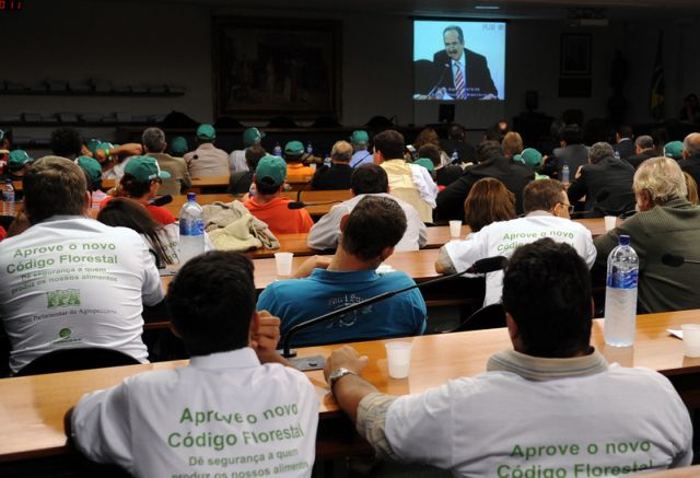 Agricultores com camisetas da Frente Ruralista assistem a sessão em telão na Câmara dos Deputados (foto: Agência Brasil)
