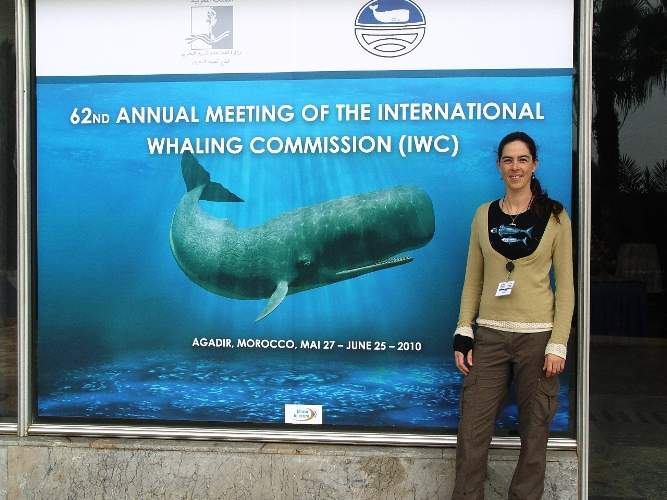 Pesquisadora Karina Groch, do Projeto Baleia Franca, em Agadir, onde ocorreu reunião baleeira (foto: divulgação)