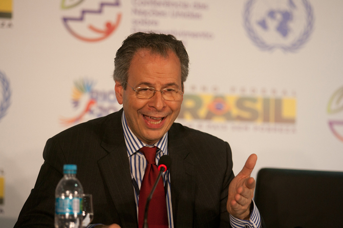 Embaixador André Corrêa do Lago na coletiva que comemorou o sucesso do Brasil em negociar um texto final. Foto: Victor Moriyama