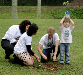 O pequeno Galileo, de 4 anos, mostra a árvore que irá plantar. (Foto: Maristela Crispim)