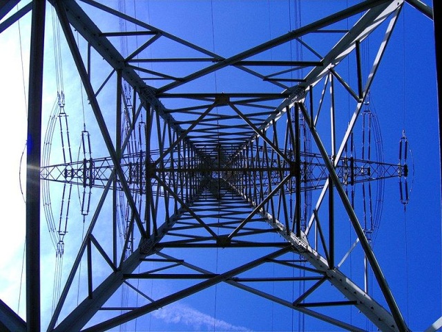 Interior de uma torre de transmissão. Foto: wikimédia