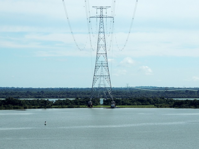 Grandes torres de transmissão atravessam paisagem preservadas. Foto: Ana Blanc/Ascom/Ibama.