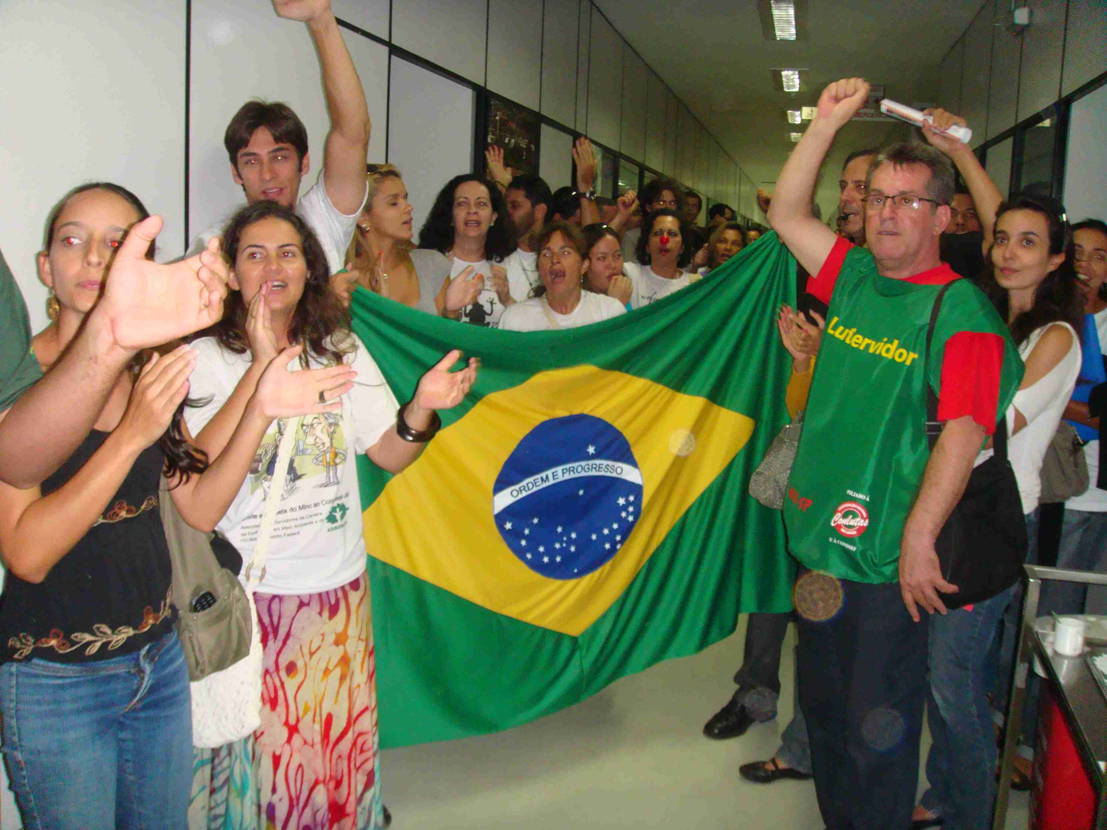Na terça, servidores se reuniram no prédio do Ministério do Meio Ambiente para entrega formal de cargos comissionados (foto: Luciano Oliveira)
