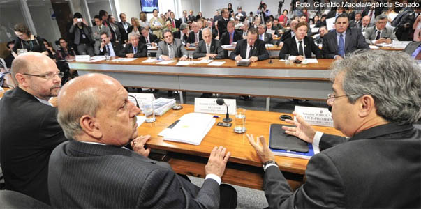 No dia 12/07, após 6 horas de discussão, a comissão mista aprova relatório do senador Luiz Henrique. Foto: Fabio Rodrigues Pozzebom/ABr