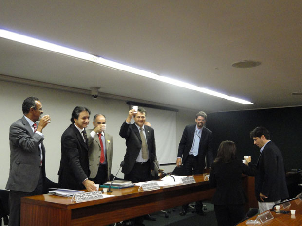 Deputados fazem brinde após fim da audiência sobre recursos hídricos Foto: Nathália Clark