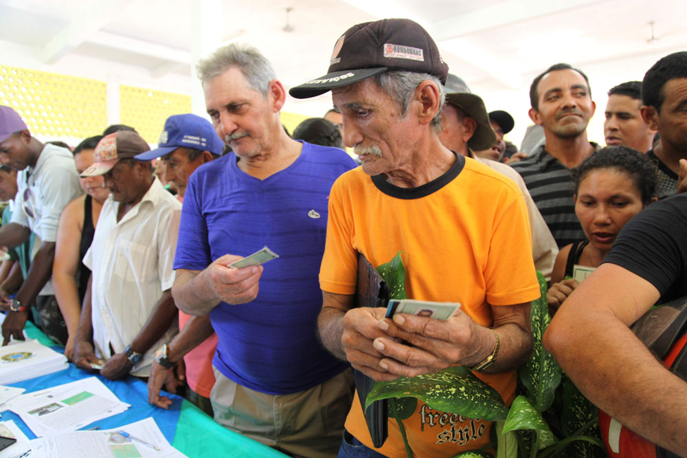 Ribeirinhos se identificam para receberem o Termo de Autorização de Uso Sustentável (TAUS), documento que regulariza as suas ocupações nas margens dos rios. Foto: Maria Emília Coelho/IEB