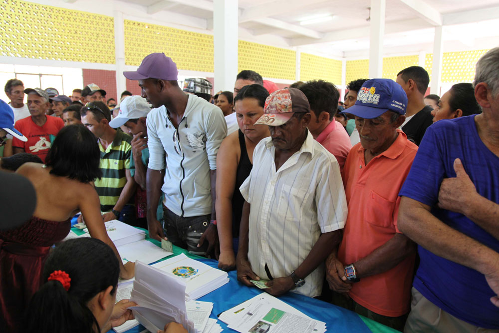 Ribeirinhos de Boca do Acre esperam para receber da Secretaria do Patrimônio da União (SPU) o documento que regulariza as suas ocupações nas margens dos rios. Foto: Maria Emília Coelho/IEB