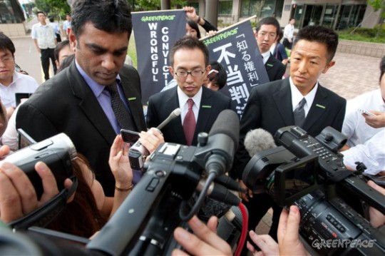 O presidente do Greenpeace (à esquerda) com os dois ativisitas japoneses (foto: Greenpeace)