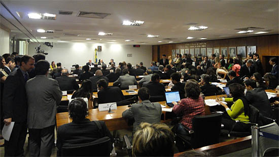Em audiência tensa e demorada nesta quarta-feira (21), senadores aprovam polêmico relatório de Luiz Henrique na Comissão de Constituição e Justiça. (Foto: Nathália Clark)