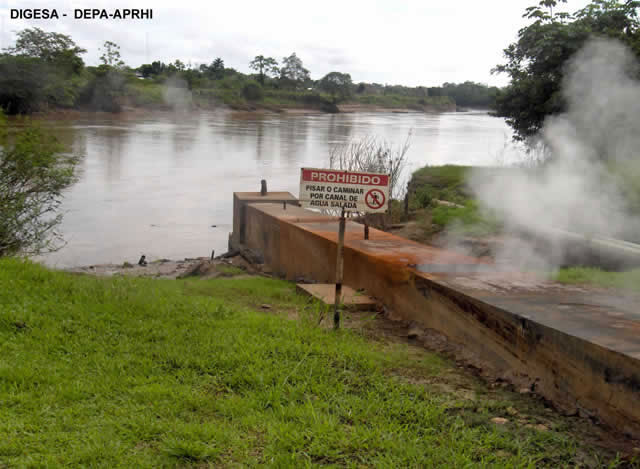 Derramamento de água salgada no rio Corrientes. Crédito: Direção Regional de Saúde de Loreto