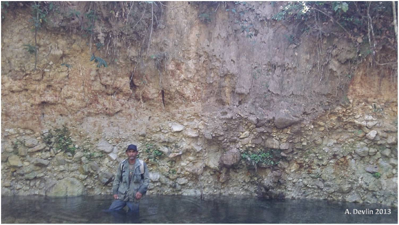 Paulo da Silva, funcionário da Fundação Ecotrópica, em um pequeno canyon do riacho do Segundo Vale, com as águas aumentadas pelas chuvas nas encostas das montanhas. Foto: A. Devlin/2013.
