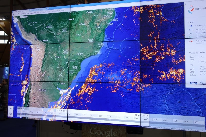 Na imagem, as linhas finas e claras sobre o Oceano Atlântico mostram as fronteiras das águas nacionais, enquanto os pontos amarelos mostram os navios pesqueiros. Note como eles se mantêm em águas sem internacionais, onde a pesca não é controlada. Foto: Eduardo Pegurier.
