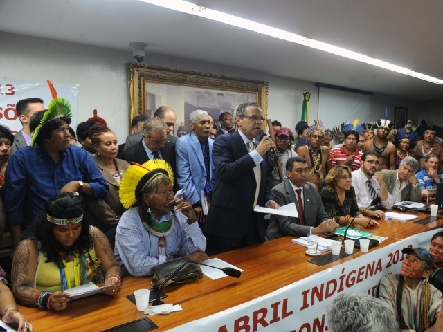 Henrique Alves junto com os indígenas. Ato faz parte das manifestações do Abril Indígena, em defesa dos direitos de índios do Brasil. Foto: J. Batista/ Câmara dos Deputados.