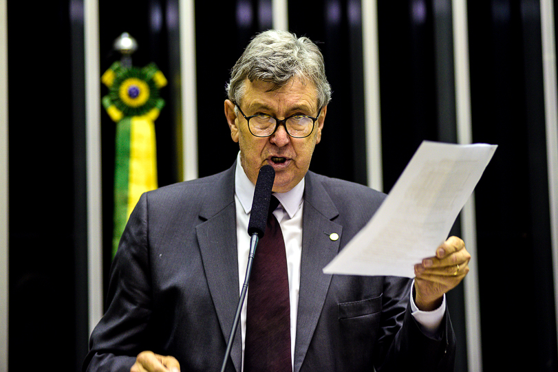 Autor da proposta, o deputado Luiz Carlos Heinze (PP-RS) apresenta a proposta no plenário da Câmara. Foto: Gustavo Lima/Câmara dos Deputados.