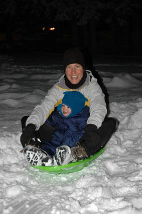 Esta colunista e seu filho deslizando pela neve canadense. (Foto: Arquivo pessoal)