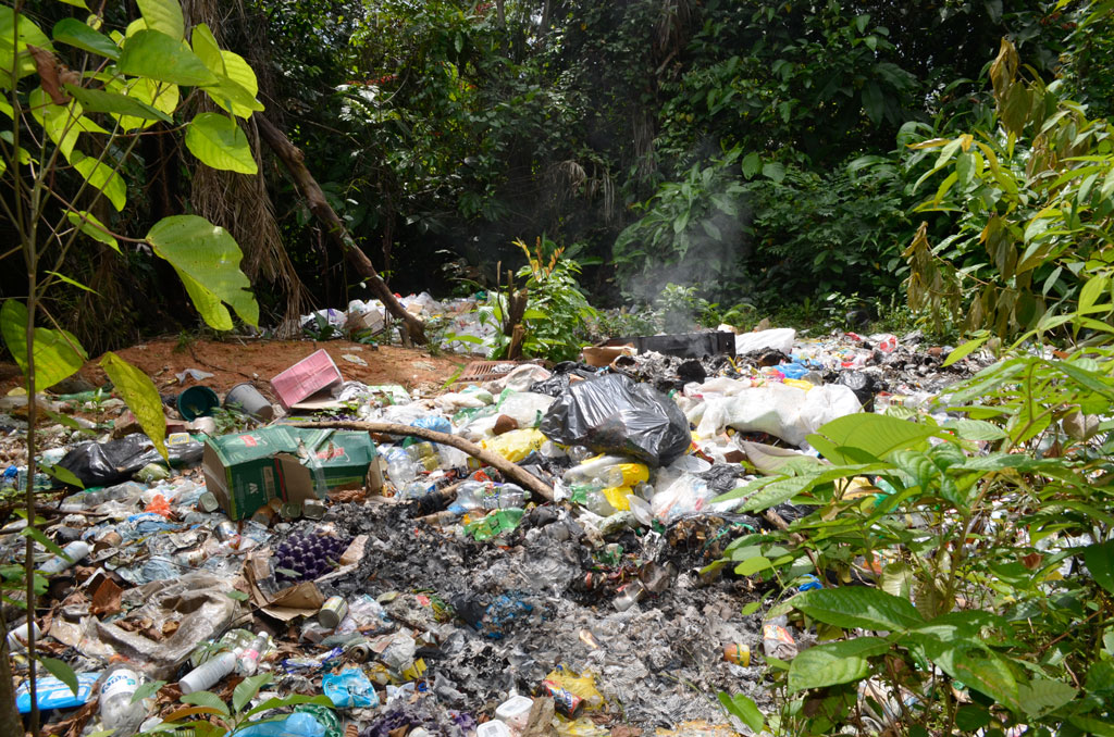Uma cova para enterrar o lixo é a alternativa usada na maioria das comunidades ribeirinhas para dar destino aos resíduos.