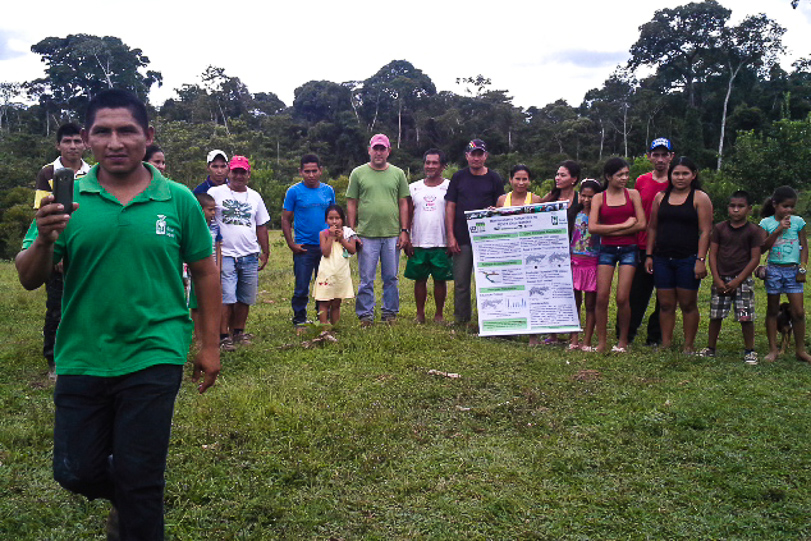 Utilizando smartphones, moradores da Resex Chico Mendes realizam monitoramento para levantar dados sobre a comunidade da Reserva. Foto: Instituto de Mudanças Climáticas do Acre