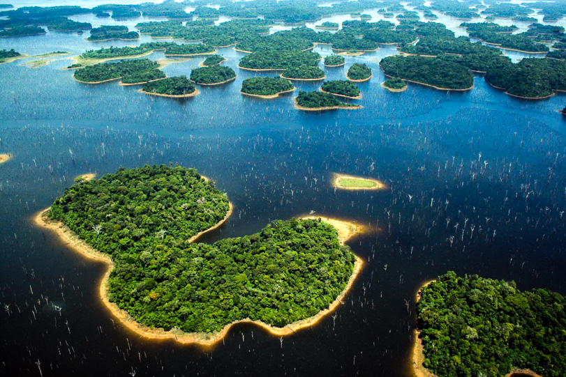 Inundação em Balbina criou quase 3,5 mil ilhas, isolando e ameaçando de extinção populações de grandes vertebrados. Foto: Eduardo M. Venticinque.