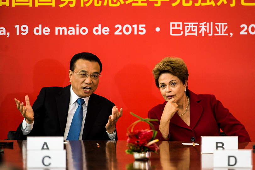 Dilma Rousseff e Li Keqiang, primeiro-ministro chinês, no encontro em maio/2015, quando foi anunciado o plano de se construir uma ferrovia do Tocantins ao Pacífico. Foto: Marcelo Camargo/Agência Brasil