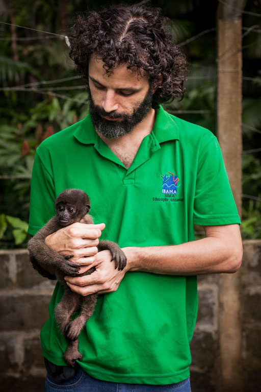 Diogo Lagroteria segura um filhote de Macaco-Barrigudo.