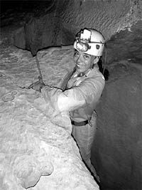 Espeleóloga explora caverna na Serra do Ramalho. (Foto: Jean-François Perret/Bagnols Marcoule)